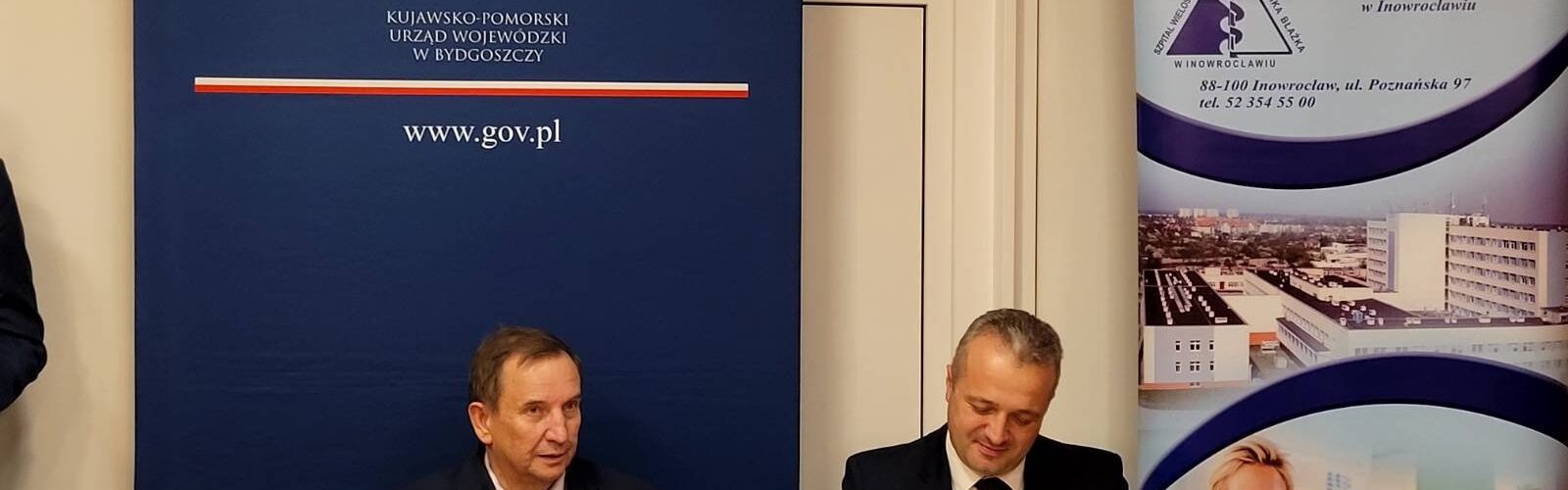 Podpisanie umowy o dofinansowaniu przez wojewodę Mikołaja Bogdanowicza i wicestarostę inowrocławskiego Tadeusza Majewskiego.