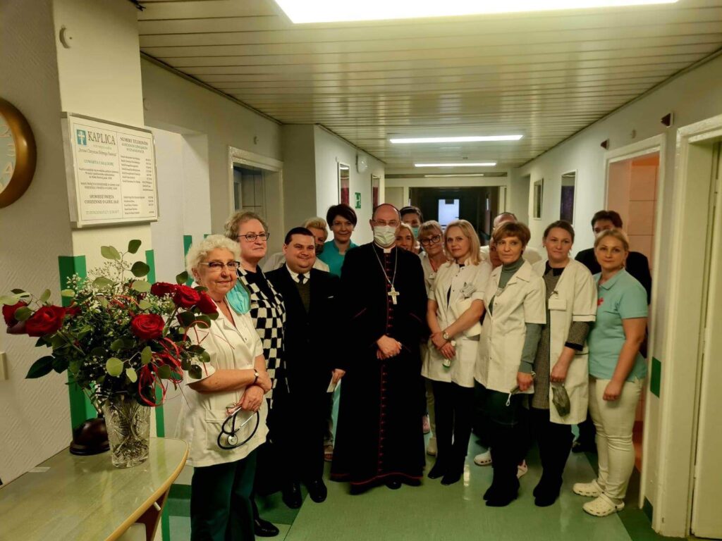 pracownicy szpitala i goście z Prymasem Polski